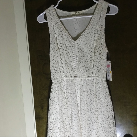 Copper Key Dresses & Skirts - NWOT Copper Key Off-White Lace V-Neck Dress